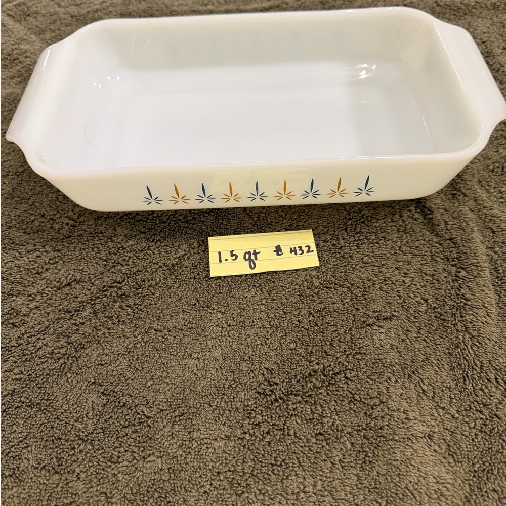 1960’s Fire King 1.5 qt White Baking Dish. No chips or cracks.